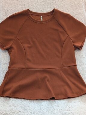 HALARA Short Sleeve Peplum Top in Rust Brown